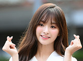 [BZ포토] 프로미스나인 이나경, 애교 가득 손하트 '심쿵해'