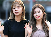 [BZ포토] 트와이스 정연-사나, 예쁜 애 옆에 예쁜 애