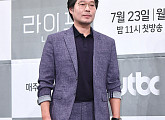 [BZ포토] 유재명, '보라빛 슈트로 멋냈어요'