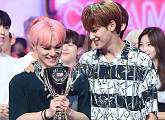 [BZ포토] 세븐틴 디노-민규, 1위 트로피 바라보며 함박웃음