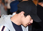[BZ포토] 엑소 찬열, '출국전 여권 확인해요~'