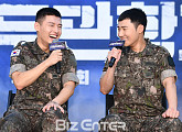 [BZ포토] '동갑내기' 강하늘-성규, 뮤지컬로 돈독해진 군대 선후임