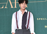 [BZ포토] 신화 김동완, '멜빵으로 멋냈어요'