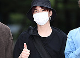 [BZ포토] 방탄소년단 슈가, '시크하게 엄지 척~'