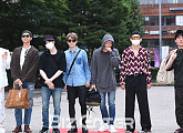 [BZ포토] 방탄소년단, '뮤뱅 출근길을 뒤집어 놓으셨다~'