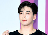 [BZ포토] 뉴이스트W 백호, 수줍은 미니 하트