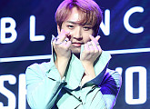 [BZ포토] 블랑세븐 신우, '수줍게 하트 뿅'