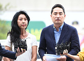 [BZ포토] 분당경찰서 동반 출석한 김부선과 변호사 강용석