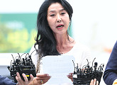 [BZ포토] 경찰 출석한 김부선, 준비해 온 입장문 발표
