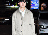 [BZ포토] 윤찬영, 트렌치 코트로 멋냈어요