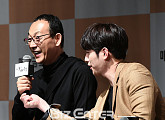 [BZ포토] 서강준, '감독님 마이크를 똑바로~'