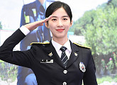 [BZ포토] 이청아, 베이비 순경 '다부진 경례'