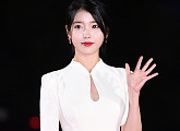 [BZ포토] 아이유, 조명이 필요없는 새하얀 비주얼