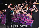 [BZ포토] 이병헌, 월드스타의 매너 '끝 없는 악수 팬서비스'