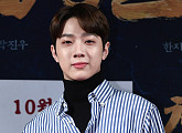 [BZ포토] 워너원 라이관린, 근엄하게 엄지척