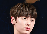 [BZ포토] 워너원 황민현, 영화관에 뜬 황제 비주얼