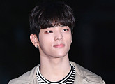 [BZ포토] 스트레이키즈 우진, '소매에 쏙 감춘 손인사'