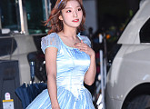 [BZ포토] 프로미스나인 이새롬, '공주 드레스 입고 사뿐'