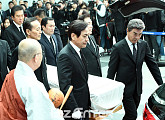 [BZ포토] 고(故) 신성일 '영화인들의 배웅 속 발인'