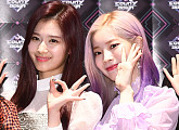 [BZ포토] 트와이스 사나-다현, 소리없는 미모 대결