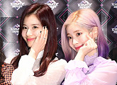[BZ포토] 트와이스 사나-다현, 막상막하 '애교 배틀'