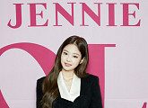 제니 "블랙핑크 멤버들, 웃으며 격려해줘 긴장 풀렸다"