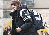 [BZ포토] 위키미키 최유정, '수능 시험장으로 가는 가벼운 발걸음'
