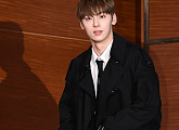 [BZ포토] 워너원 황민현, 무릎까지 미남