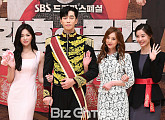 [BZ포토] 신성록, '미녀들 사이에서 표정관리 힘드네'