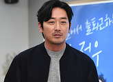 [BZ포토] 하정우, '제 책이 나왔습니다'