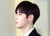 [BZ포토] 워너원 김재환, 눈에 띄는 레터링 타투