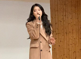 아이유, 팬과 약속 지켰다...여고 졸업식장 깜짝 방문