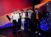 방탄소년단, 美 NBC '더 보이스' 파이널 축하 무대