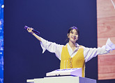 아이유, 데뷔 11주년 팬미팅 6000팬과 행복 "아이유애나 이름으로 1억 기부"