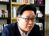 송혜교-서경덕 교수, 안중근 의사 의거 110주년 최재형 기념관에 한글안내서 1만부 기증