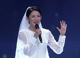 ‘보이스퀸’ 조엘라, 결혼 5시간차 신혼여행도 미루고 웨딩드레스 차림으로 참가