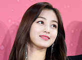 JYP "트와이스 지효, 무질서한 촬영에 넘어져 부상…금지 행위 자제 요청"
