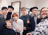 몬스타엑스, 美 톱스타 잭 블랙과 셀카…잭 블랙 "언젠가 함께 하자"