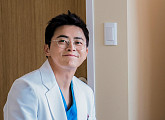 '슬기로운 의사생활' 조정석, 간담췌외과 교수 ‘익준’으로 완벽 변신
