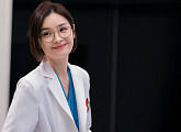 '슬기로운 의사생활' 전미도, 똑 부러지는 신경외과 교수 ‘송화’로 거침없는 걸크러쉬 활약 예고