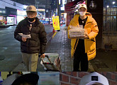 김구라ㆍ김형준ㆍ전진ㆍ허경환(feat.이원일) 어르신들에게 도시락ㆍ생필품 배달…‘지구배달맨’ 변신