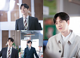 박해진 '꼰대인턴' 가열찬 부장 완벽 변신…포스터 B컷 공개