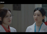 '슬의' 조이현, '기억 속 의사선생님' 전미도인 것 알고 눈물 "교수님 엄마가 보고 싶어요"