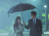 ‘화양연화' 유지태♥이보영, 우산 아래 다정한 미소…함께 할 수 있을까?