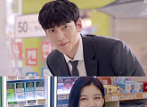 ‘편의점 샛별이’ 지창욱♥김유정, 광대 치솟게 하는 둘만의 하트 시그널