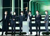 [2020 마마] 방탄 슈가, 어깨 회복 위해 불참…방탄소년단 2년 연속 대상 싹쓸이