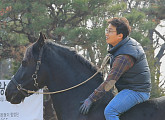 '아주 각별한 기행' 흑마 흑진주, 반려마와 종덕씨의 신나는 질주