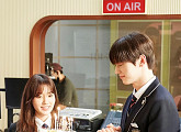 ‘라이브온’ 황민현ㆍ정다빈, 유쾌한 비하인드 스틸 공개 '웃음 팡팡'