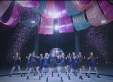 IZ*ONE(아이즈원), ‘D-D-DANCE’ 퍼포먼스 티저 공개 '매혹적 퍼포먼스'