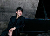 피아니스트 조성진, 모차르트 미공개곡 세계 초연…박하선의 소개로 만난다